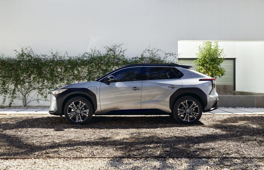  Toyota bZ4X AWD 2021 года  (WW) (фото 9 из 20)